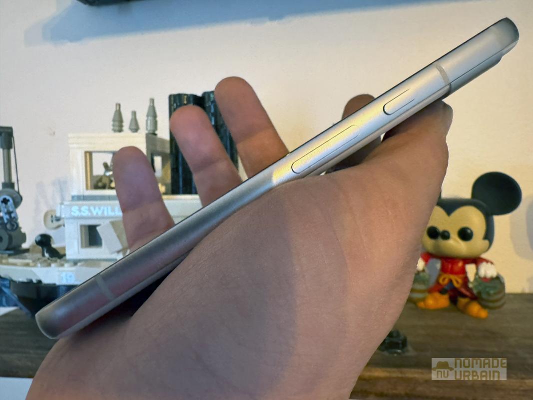 Test Google Pixel 8a la tête dans les étoiles, il s'empêtre les pieds dans la batterie