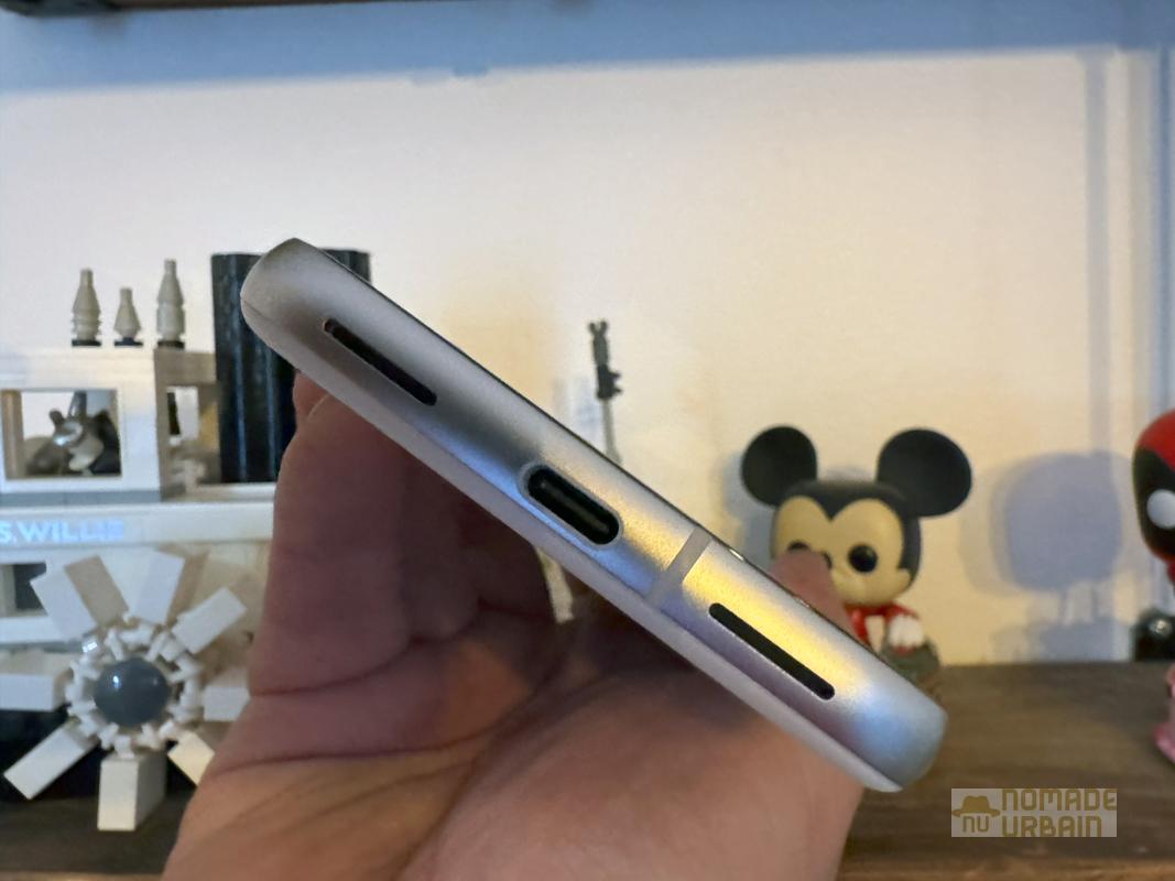 Test Google Pixel 8a la tête dans les étoiles, il s'empêtre les pieds dans la batterie