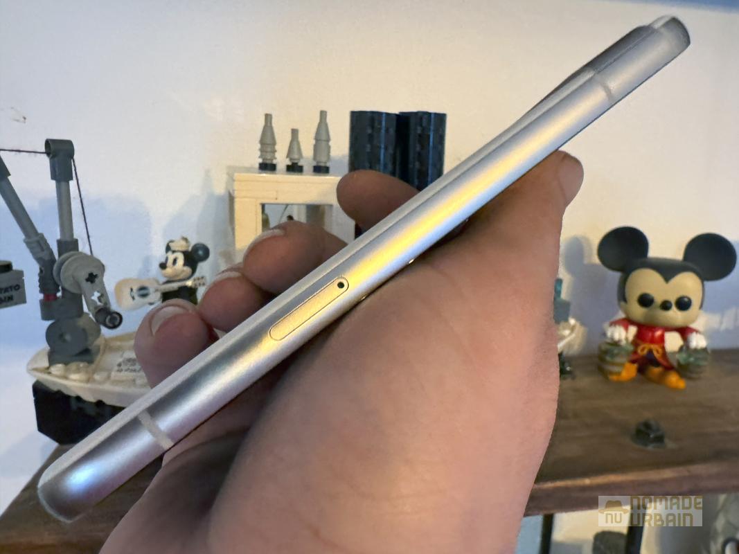 Test Google Pixel 8a la tête dans les étoiles, il s'empêtre les pieds dans la batterie