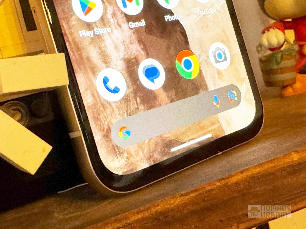 Test Google Pixel 8a la tête dans les étoiles, il s'empêtre les pieds dans la batterie