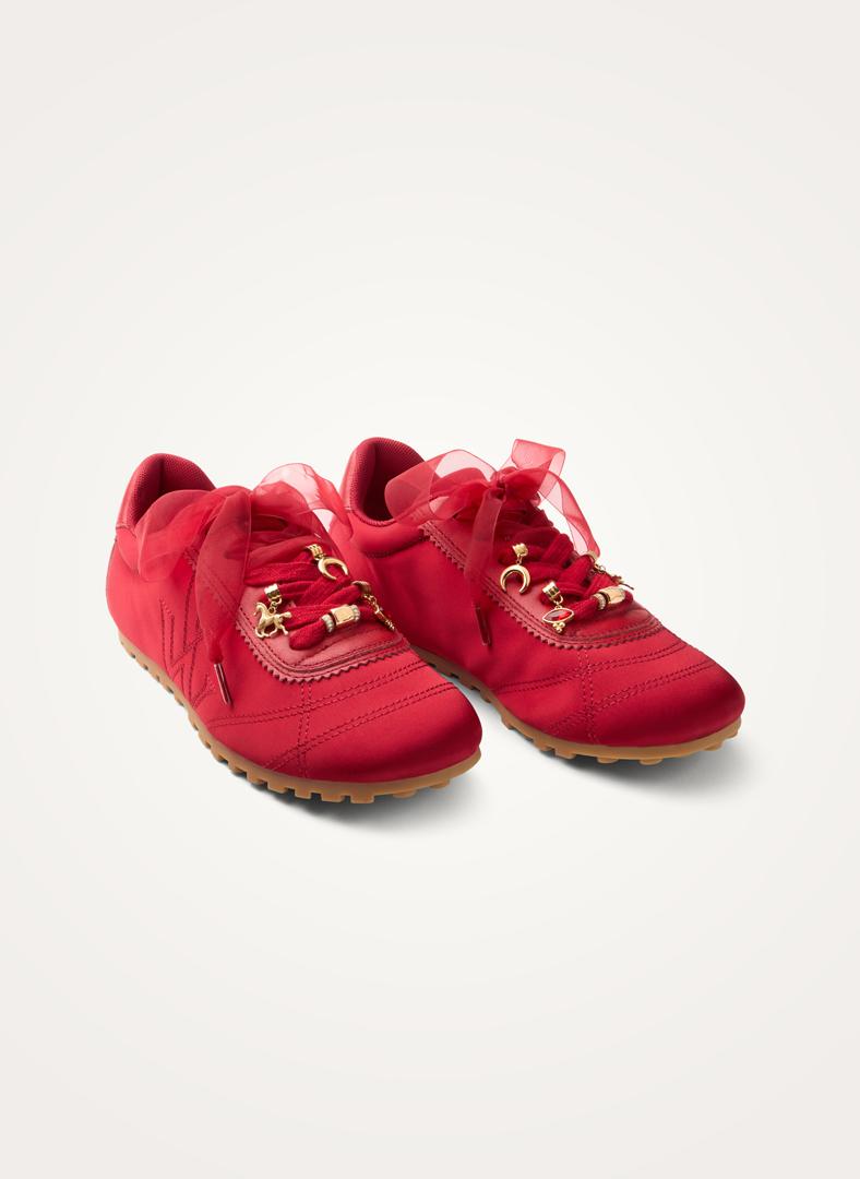 SWIFT Yang Nouvel An chinois : Vanessa Wu habille sa sneaker de rouge et de charms pour l’année du Cheval