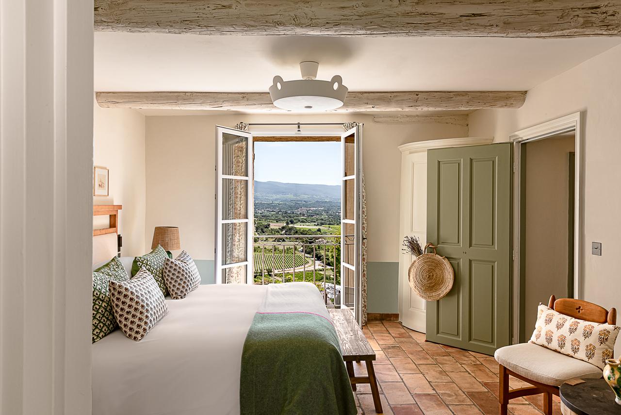 Neuf chambres de plus, entre ocre, sauge, tomettes et pierre beige