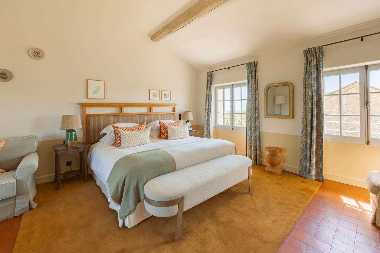 Neuf chambres de plus, entre ocre, sauge, tomettes et pierre beige