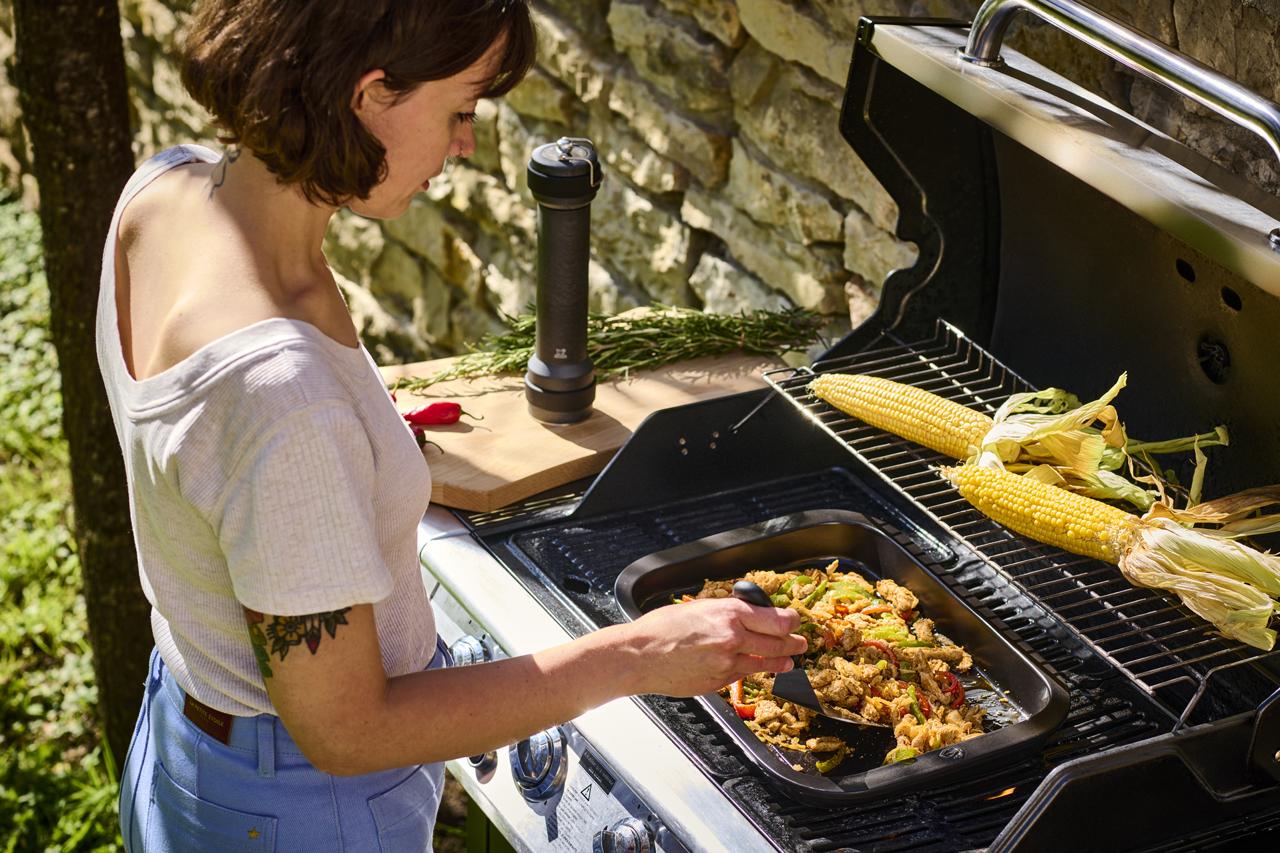 Plancha, plaque pizza, grill viande : Peugeot veut cuire et servir dans le même plat