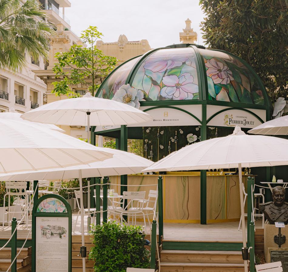 À Monaco, Perrier-Jouët réinstalle un jardin onirique entre champagne, art, farniente et gastronomie