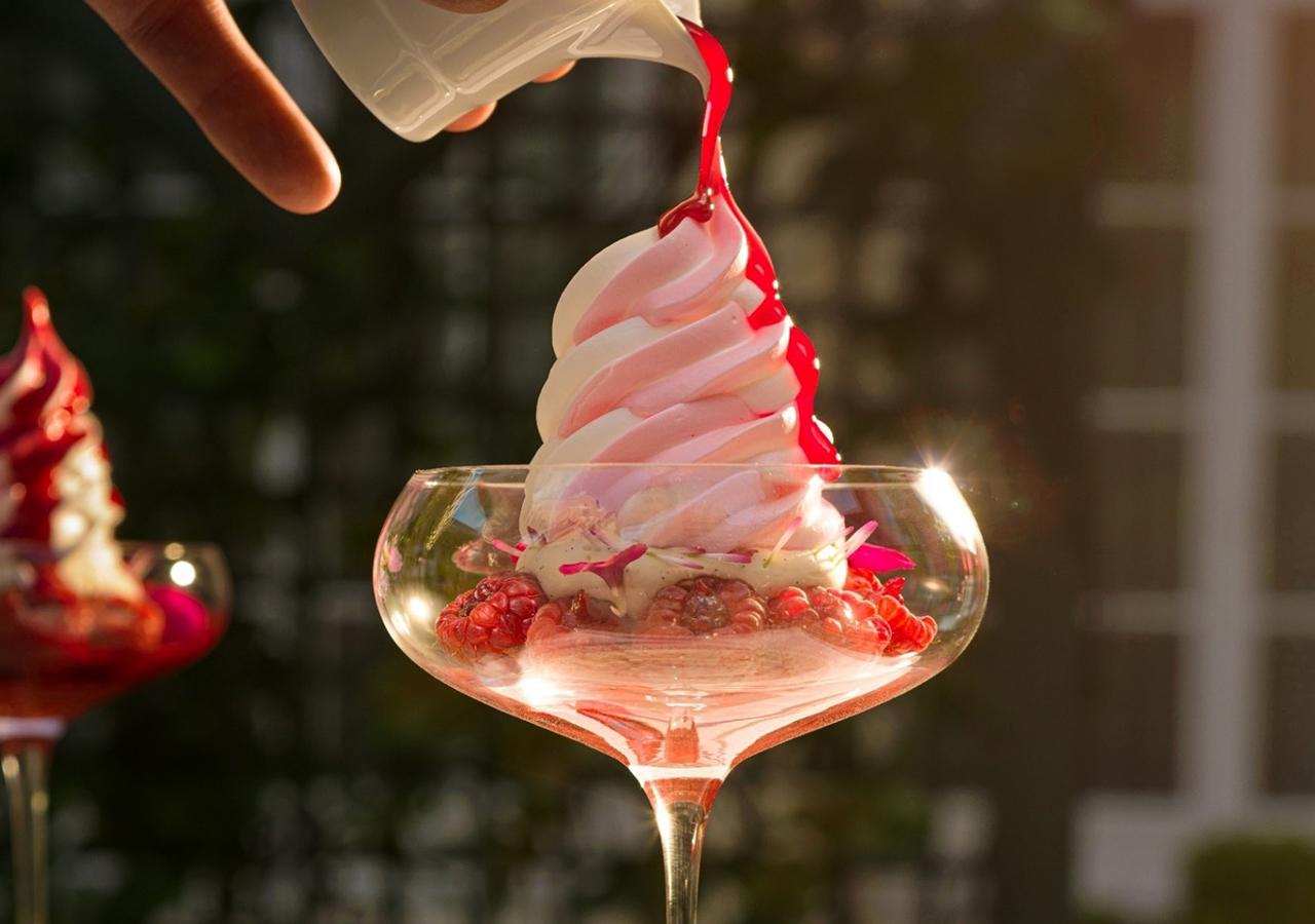 Une glace du Bristol à la main, les rues de Paris prennent soudain un goût de palace