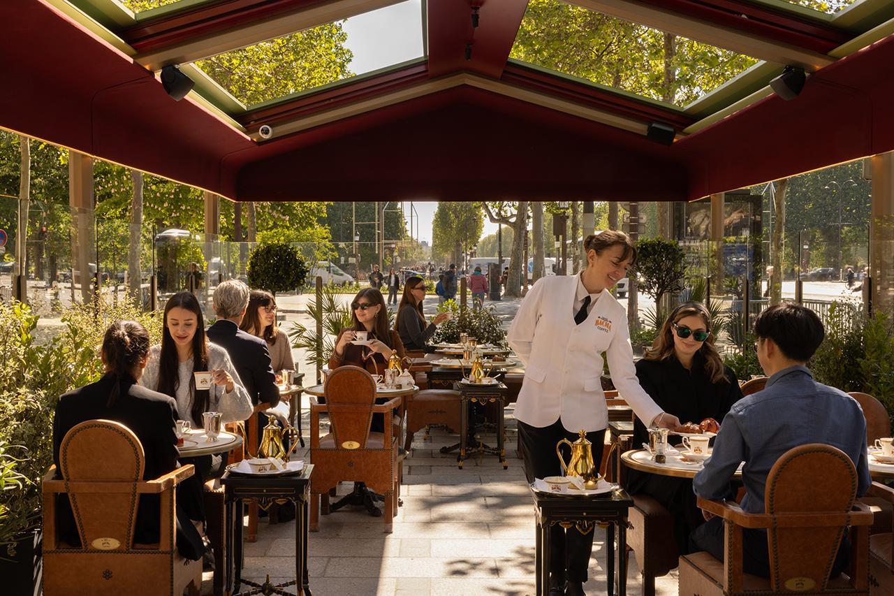 Un croissant au homard et au caviar sur les Champs-Élysées, forcément cela intrigue