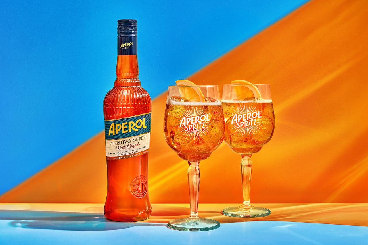Aperol rhabille sa bouteille pour l’été et l’embarque sur la route des vacances, entre Spritz, littoral, création graphique et esprit de fête